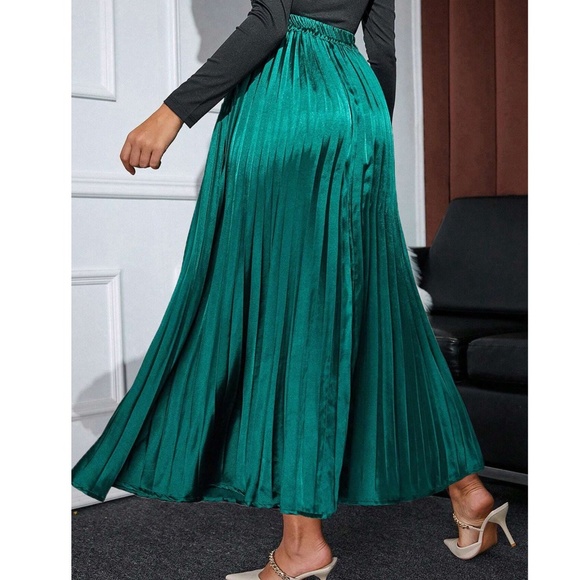 Classic Emerald Green Pleated Party Maxi Skirt - Picture 4 of 5